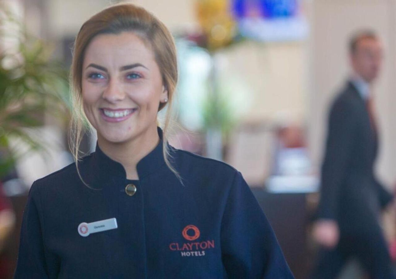 Clayton Hotel Manchester City Centre 외부 사진 Receptionist at Clayton Hotels